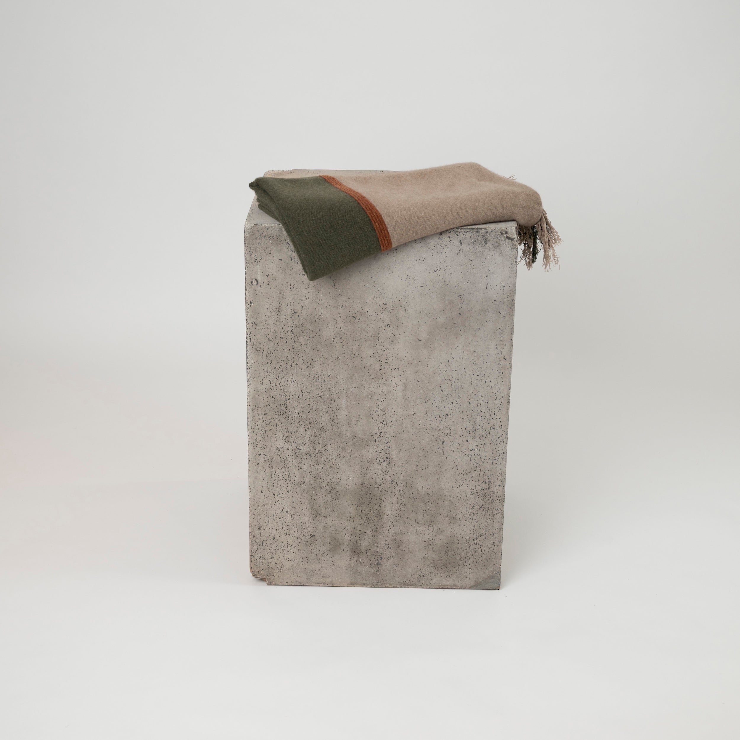The Horizon Throw - Army Green