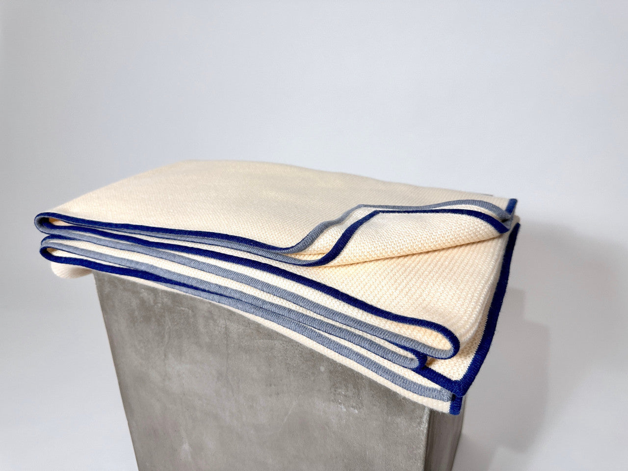 Fine Purl Knit Cashmere Throw in Cream with Classic Blue & Oceania